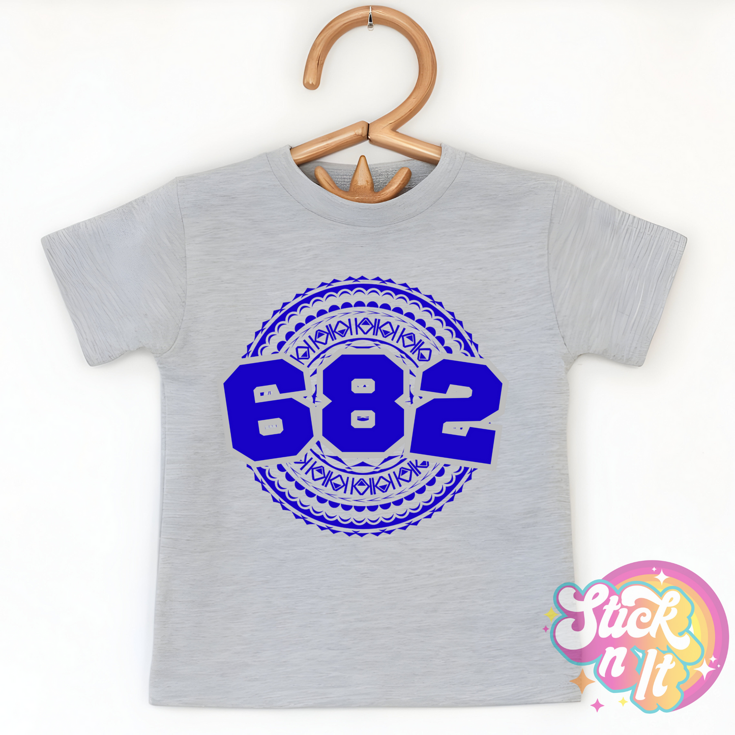Kids size grey shirt featuring a Polynesian Cook Islands design with area code 682 in blue.