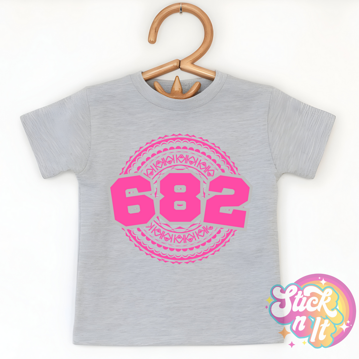 Kids size grey shirt featuring a Polynesian Cook Islands design with area code 682 in pink.