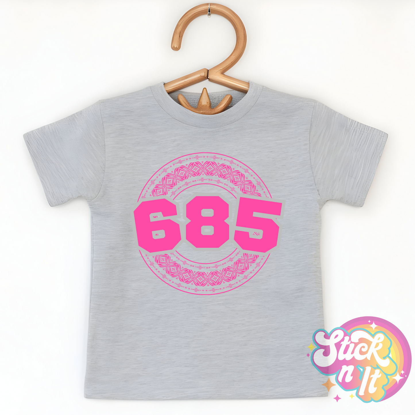 Kids size grey shirt featuring a Polynesian Samoa design with area code 685 in pink.